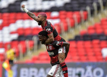 Flamengo vence Inter de virada e assume a liderança do Brasileiro